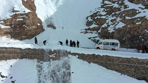 一群旅行者清除路障从危险路口的石膏中除去积雪13秒视频