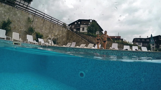 青少年在游泳池中跳跃Goprodme半水下视野慢动作视频