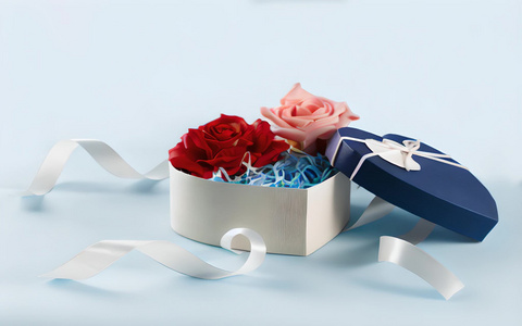 情人节爱心礼盒缎带粉色玫瑰花在浅蓝色上视频