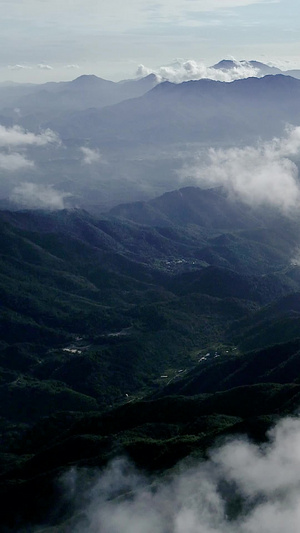 河源缺牙山云海中的风力发电机天空空镜52秒视频