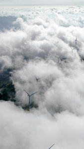 河源缺牙山云海中的风力发电机天空空镜视频