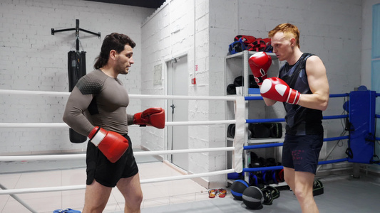 拳击手套的拳击手在体育俱乐部的拳击场上训练拳击拳击手视频