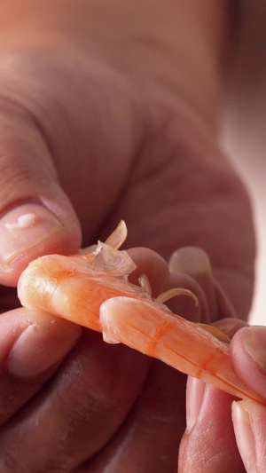 手剥虾壳将虾放在盘子中.柠檬虾5秒视频