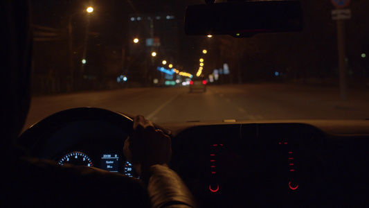 夜间驾驶第一视角车手在一辆汽车的方向盘上视频