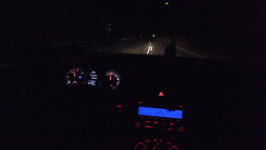 夜间在农村公路上驾驶汽车18秒视频