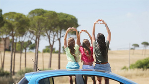 暑期汽车旅行和度假的年轻家庭13秒视频