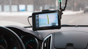在仪表板上用GPS设备驾驶汽车30秒视频