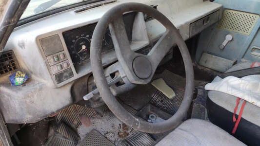 废旧和被摧毁的废弃汽车内视频