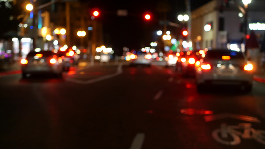 城市灯光雨夜的汽车温柔的公路黄昏的乌鸦视频