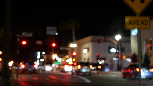 城市灯光雨夜的公路30秒视频