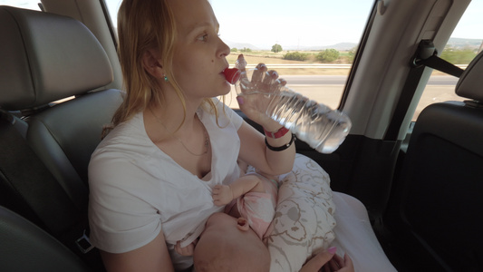 母亲哺乳婴儿和流动车上的饮用水视频