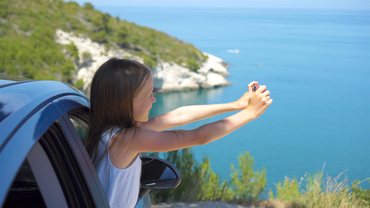 度假乘车旅行暑假和汽车旅行概念的小女孩休假旅行视频