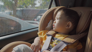 男孩子坐在车里的座椅上32秒视频