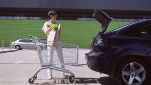 女用车在购物中心停车15秒视频