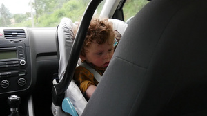 坐在汽车座椅上的一个小男孩28秒视频