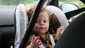 坐在汽车座椅上的一个小男孩的肖像19秒视频