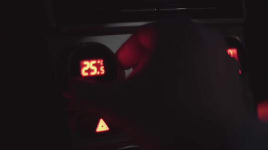 调整汽车的温度视频