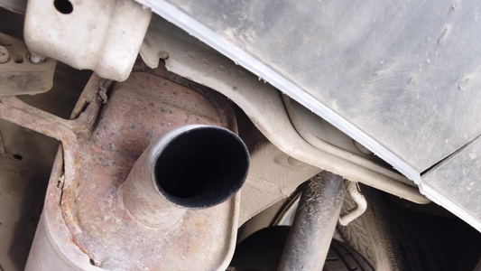 汽车底部从排气管和催化剂在维修过程中拆卸的前部在车间视频