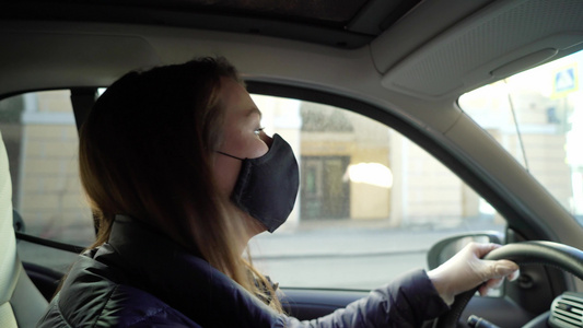年轻女性戴着保护面罩驾驶汽车视频