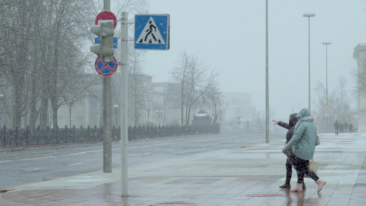 冬天大雪天气的街头行人视频