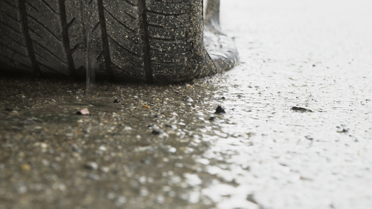 雨季时路边的轮胎视频