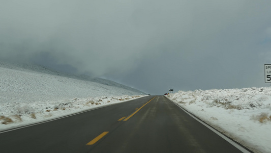 前往死亡谷的公路旅行驾驶汽车在美国加利福尼亚州下雪视频