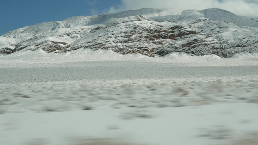 前往死亡谷的公路旅行驾驶汽车在美国加利福尼亚州下雪视频