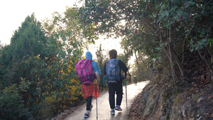 登山者爬山背影28秒视频