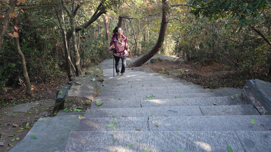 户外女性爬山登山远足视频