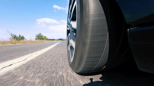 汽车轮胎转动时在路上行驶时间过后21秒视频