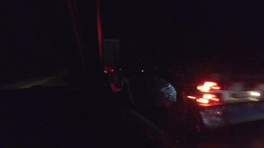 雨后夜间在农村公路上运送货物的大型卡车司机第一视角驾驶视频