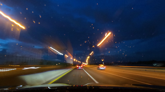 夜间和雨季驾驶高速公路时间过长视频
