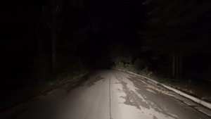 在夜间黑暗的道路上驾驶汽车30秒视频