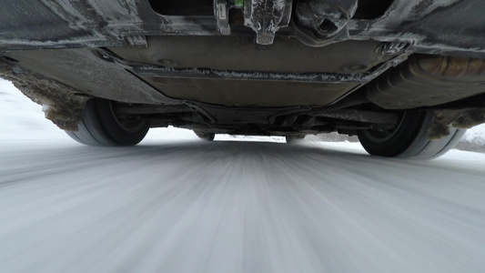在冬季公路上驾驶时在汽车下面的摄像头下视频