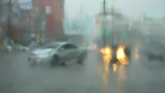 雨滴和大风模糊的树向车窗外看不易看到1视频