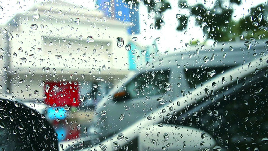 雨滴和停车场视频