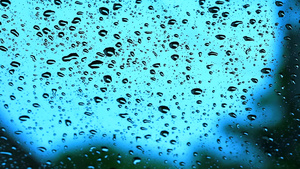 雨滴在汽车前镜和深蓝风暴的天空上17秒视频