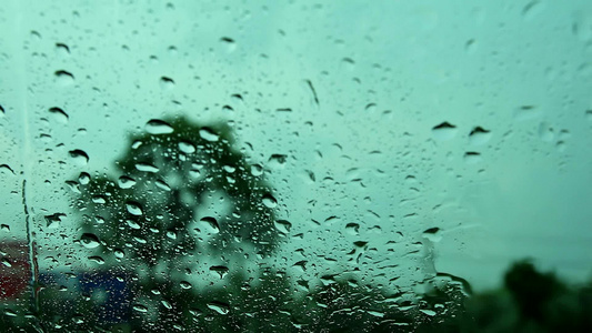 道路旁的雨滴和大风摇车司机在路边停车视频