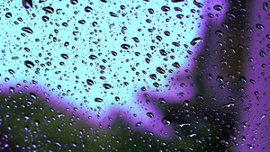 汽车镜子上的雨滴紫色外面大雨导致司机停在路边14秒视频