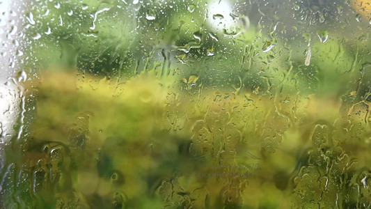 司机把车停在路边因为汽车失驶暴风雨降下视频