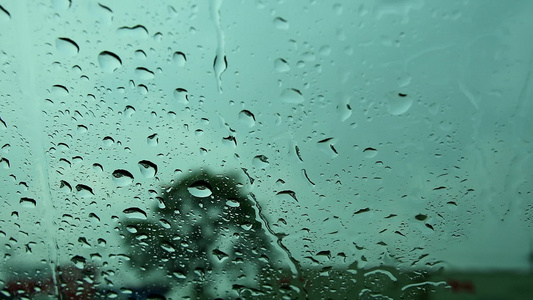 司机在路旁停车因为雨滴和车被大风摇晃视频