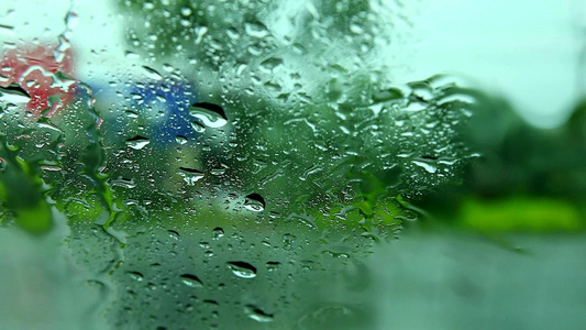 司机把车停在路边因为雨下着暴风3视频