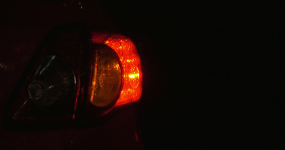 夜间下雨时装有危险灯的汽车视频
