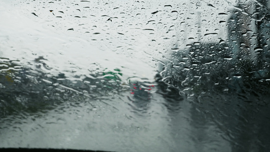 在市区的雨天开车视频