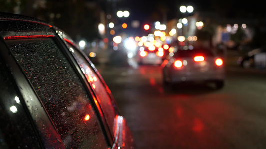 城市灯光雨夜的汽车温柔的公路黄昏的乌鸦视频