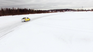 冬季雪覆盖湖的冰雪轨道驾驶车空中观光17秒视频