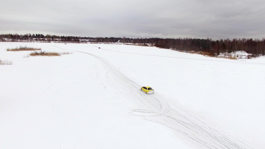 冬季雪覆盖湖的冰雪轨道驾驶车空中观光视频