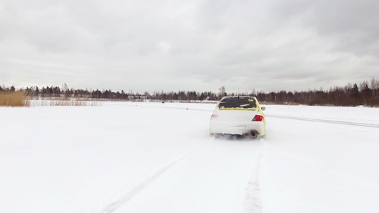 冬季雪覆盖湖的冰雪轨道驾驶车空中观光视频