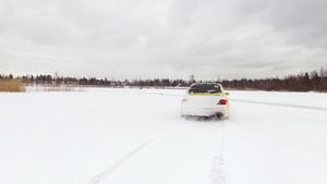 冬季雪覆盖湖的冰雪轨道驾驶车空中观光16秒视频