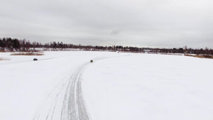 在雪天冰面上驾驶7秒视频